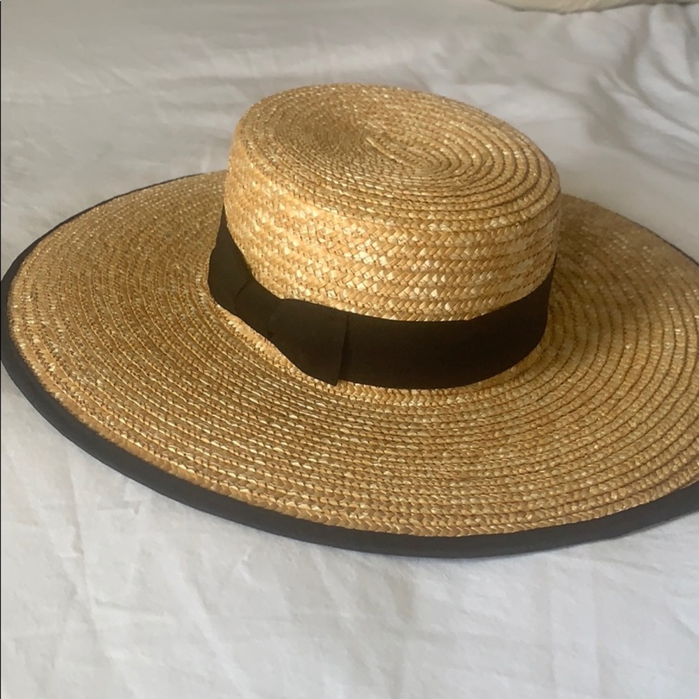 wide brim straw hat